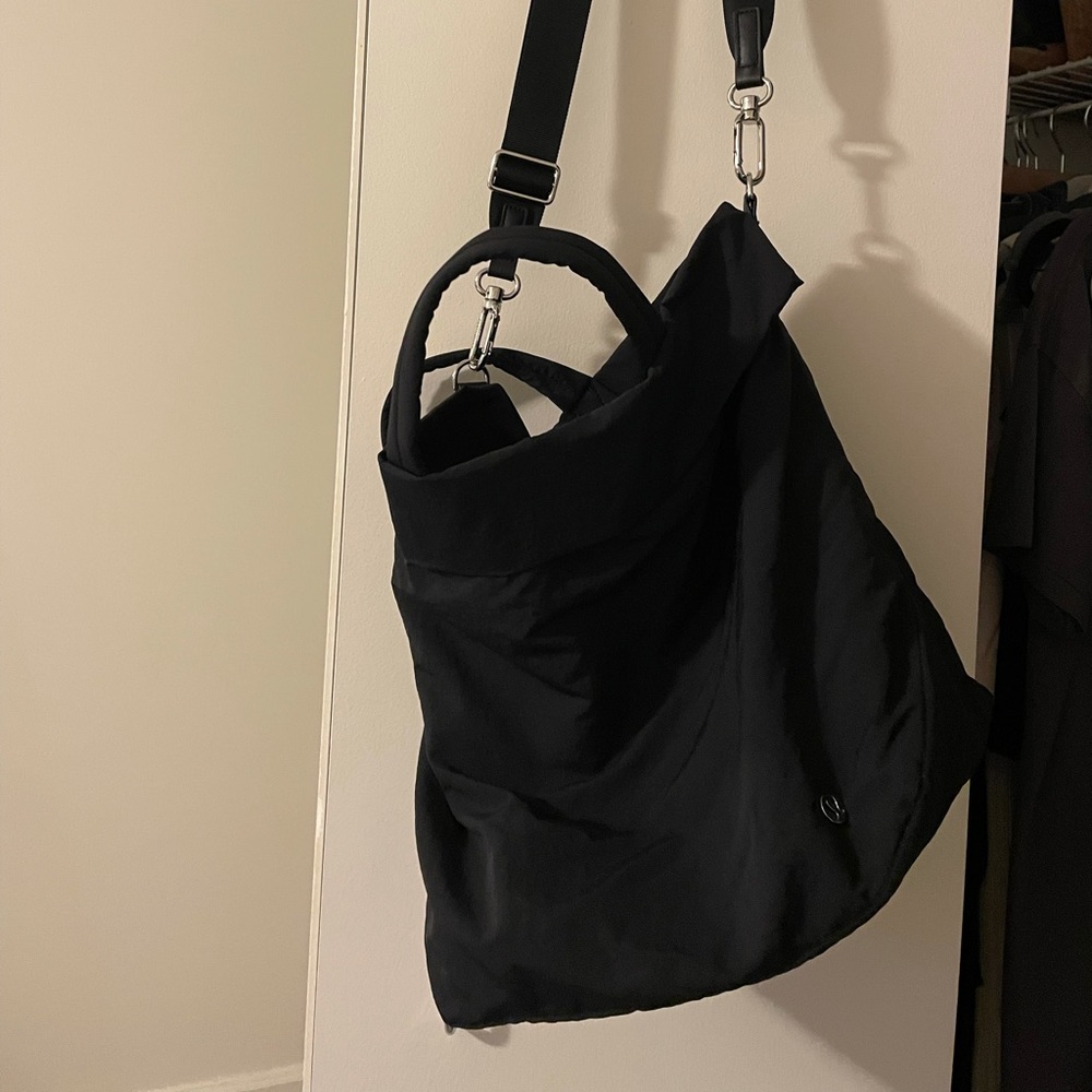 Lululemon on my level bag